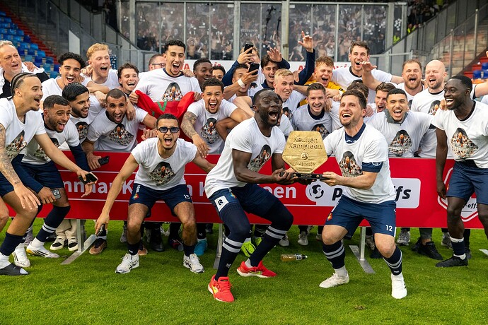 de-spelers-van-telstar-vieren-de-promotie